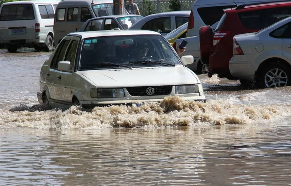Pekin Şiddetli Yağmur Neden Olduğu Sular Altında Bir Yolda Bir — Stok fotoğraf