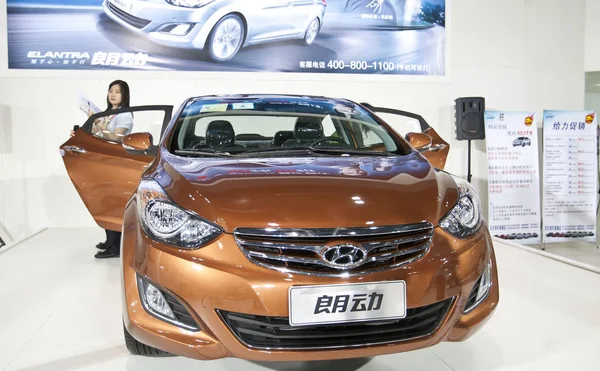 Visitante Prueba Hyundai Elantra Avante Durante Una Exposición Automóviles Beijing — Foto de Stock