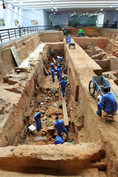 Arqueólogos Chinos Excavan Guerreros Terracota Pozo Museo Los Guerreros Caballos — Foto de Stock