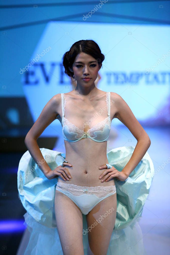 Desfile de mujeres en ropa interior clearance