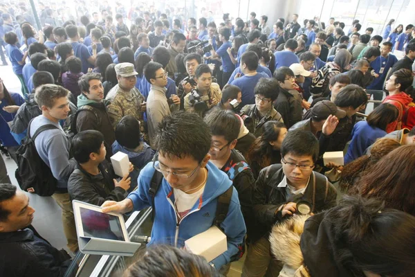 客户进入中国北京王府井购物街的苹果专卖店 2012年10月20日 — 图库照片