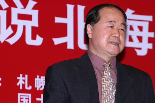 2005年12月19日 中国作家莫言在中国上海为他的新书推广活动发表演讲 — 图库照片