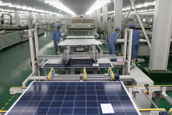 노동자는 Eoplly 새로운 에너지 공사의 공장에서 패널을 Chinas 2011 — 스톡 사진