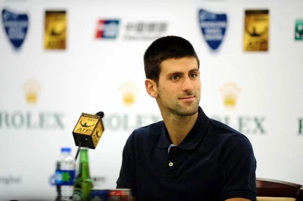 Novak Djokovic Aus Serbien Hört Bei Einer Pressekonferenz Des Shanghai — Stockfoto