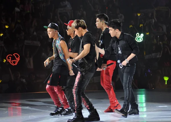 Μέλη Της Ομάδας Της Νότιας Κορέας Idol Bigbang Εκτελεί Κατά — Φωτογραφία Αρχείου