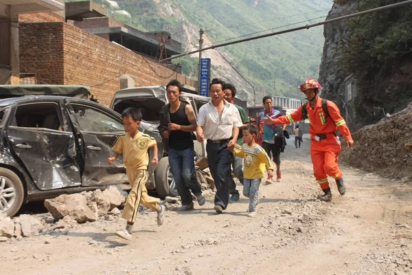 Rescatador Chino Evacua Los Aldeanos Locales Tras Terremoto Magnitud Aldea — Foto de Stock