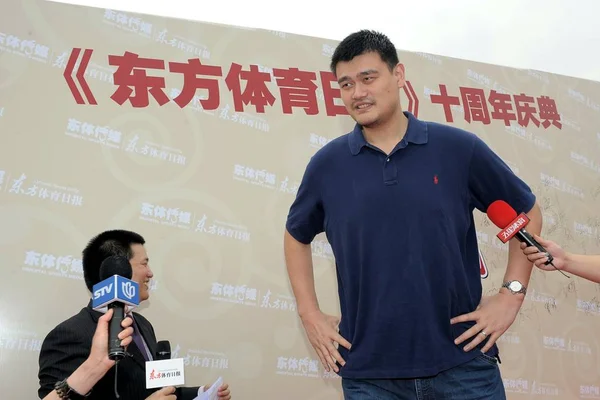 Pensionerad Kinesiska Basket Superstar Yao Ming Intervjuas Årsceremonin Oriental Sport — Stockfoto