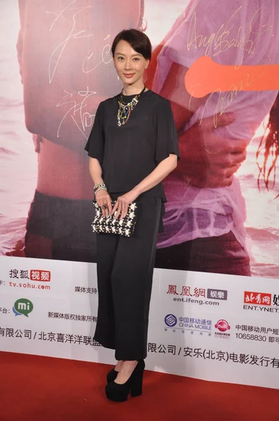 2012 日映画 中国での初めてのプレミア式中にレッド カーペットの上の中国の女優陳集ポーズ — ストック写真