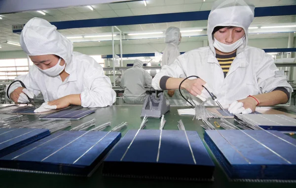Lavoratori Cinesi Producono Celle Fotovoltaiche Pannelli Solari Nello Stabilimento Eoplly — Foto Stock