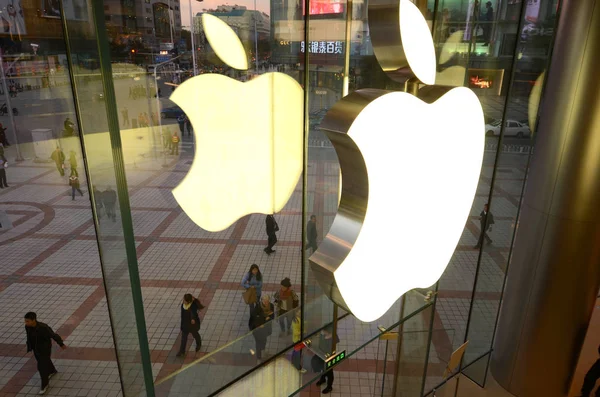 Pedestres Passam Pela Apple Store Rua Comercial Wangfujing Pequim China — Fotografia de Stock