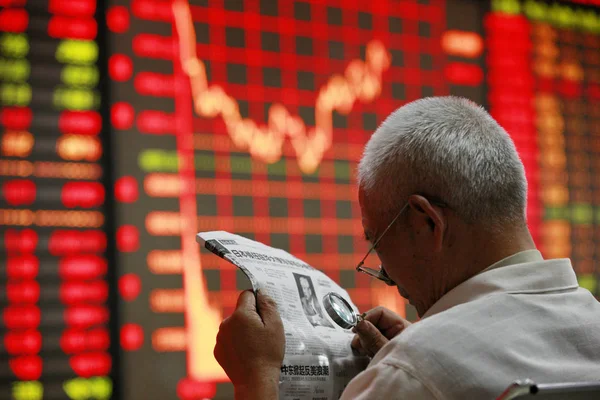 Investors Check Stock Information Private Securities Company Huaibei East Chinas — Fotografia de Stock