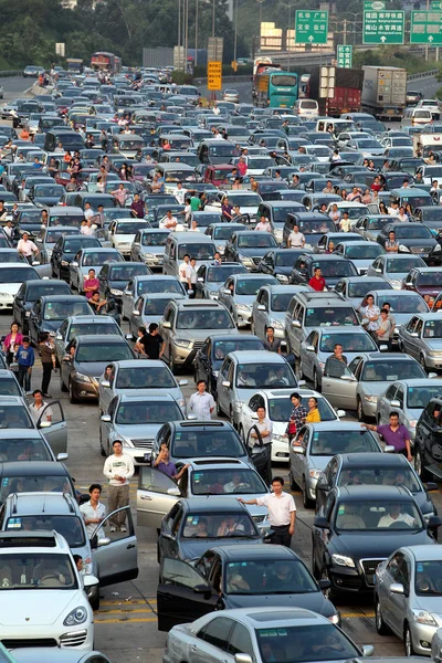 Turistas Chineses Descansar Lado Seus Carros Como Eles Estão Esperando — Fotografia de Stock