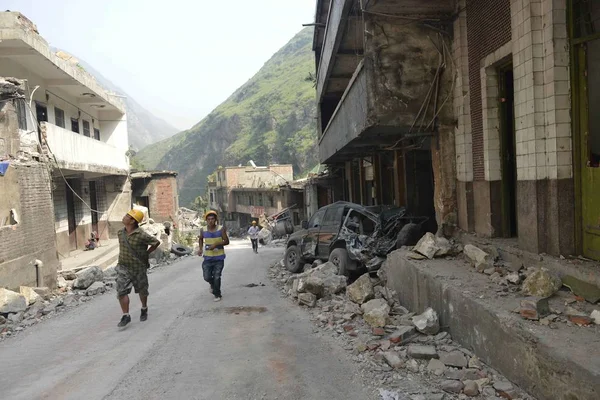 Китайские Спасатели Проходят Мимо Домов Автомобилей Опустошенных Землетрясением Магнитудой Балла — стоковое фото