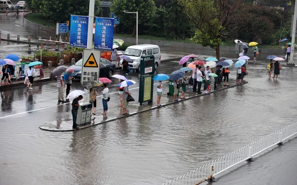 Pedestres Esperam Por Ônibus Uma Rua Inundada Durante Chuvas Fortes — Fotografia de Stock