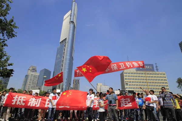 Kinesiska Demonstranter Wave Kinesiska Nationella Flaggor Hålla Upp Banners Och — Stockfoto