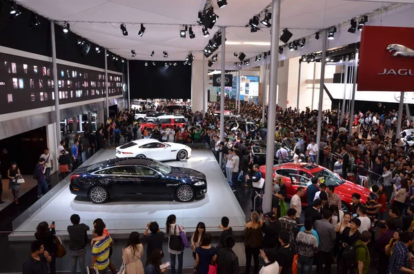 Visitors Crowd Jaguar Cars 12Th Beijing International Automotive Exhibition Known — Stock Photo, Image