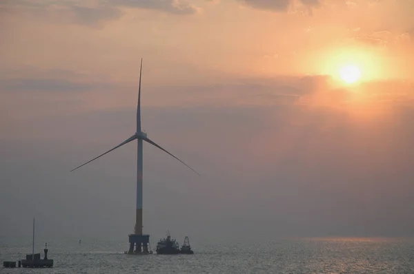 2011年9月22日 上海近郊の東海橋に隣接する洋上風力発電所で風力タービンが発電 — ストック写真