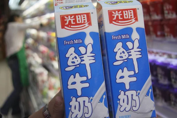 Ένας Πελάτης Αγοράζει Κουτιά Από Φρέσκο Γάλα Της Bright Γαλακτοκομικά — Φωτογραφία Αρχείου
