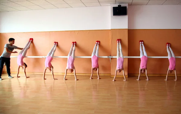 Νεαρά Κορίτσια Κινεζική Πρακτική Μπαλέτου Ένα Κέντρο Εκπαίδευσης Χορού Στην — Φωτογραφία Αρχείου