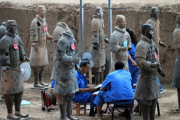 Arqueólogos Chinos Trabajan Guerreros Terracota Pozo Museo Los Guerreros Terra —  Fotos de Stock