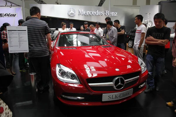 Los Visitantes Observan Automóvil Mercedes Benz Slk Durante Una Exposición — Foto de Stock