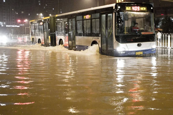 Buss Rör Sig Sakta Översvämmad Väg Orsakad Kraftigt Regn Peking — Stockfoto