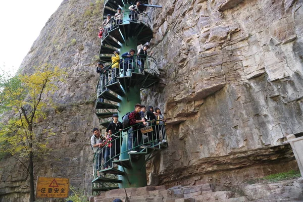 Turistas Caminham Andar Cima Uma Escada Espiral Enquanto Visitam Montanha — Fotografia de Stock