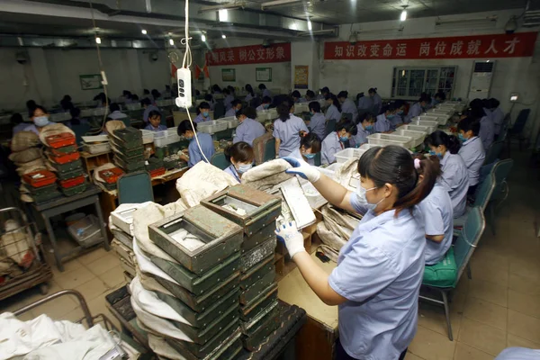労働者は2012年9月10日 中国山東省青島市にある青島交通グループの回収センターで 貨幣と小札を数えている — ストック写真