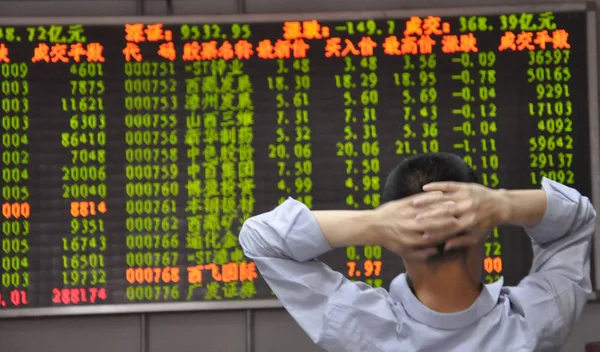 Investor Cina Bertumpu Depan Layar Yang Menunjukkan Indeks Saham Dan — Stok Foto