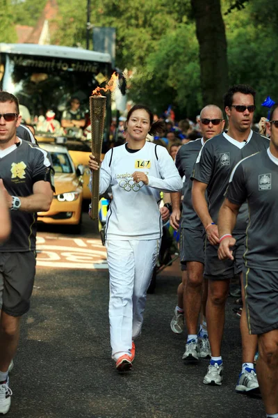 Kinesiska Tennisspelare Håller Den Olympiska Facklan Jogs Fackelstafetten För London — Stockfoto