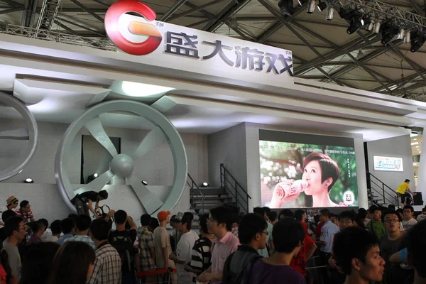 Los Visitantes Congregan Stand Shanda Games Durante 10ª China Digital —  Fotos de Stock