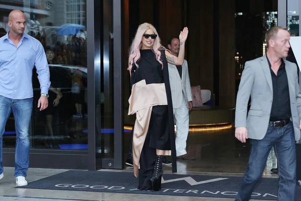 Oss Pop Stjärna Lady Gaga Vågor Som Hon Lämnar Hotel — Stockfoto