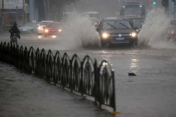 Fordon Färdas Översvämmad Väg Kraftigt Regn Som Orsakats Typhoon Haikui — Stockfoto
