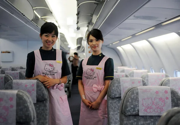 Azafatas Posan Avión Airbus A330 300 Temática Hello Kitty Taiwans — Foto de Stock