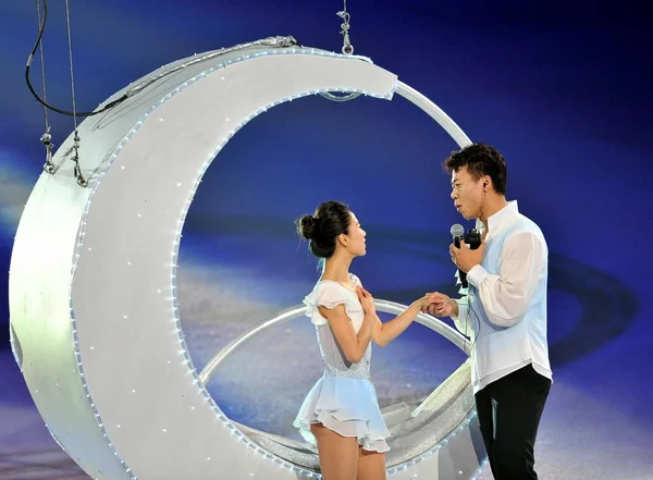 中国のフィギュアスケートデュオ シェン Xue および趙 Hongbo 中国の上海でのアイススケートショーの芸術性で演奏し 月2012 — ストック写真