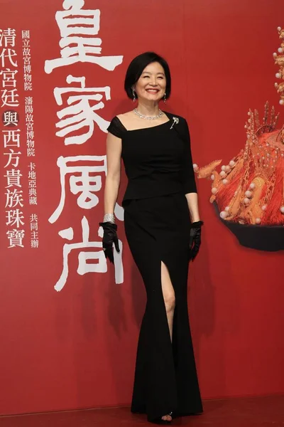 台湾の女優ブリジット チン夏のロイヤル スタイル ジュエリー展 共催台湾国立故宮博物院や台北 カルティエ 2012 日の開会式中にポーズします — ストック写真
