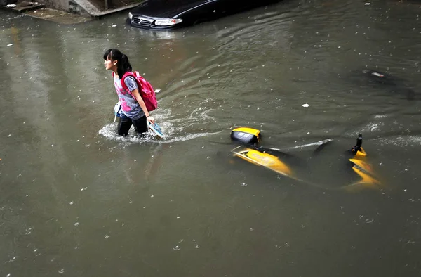 Young Student Walks Flooded Street Heavy Rain Wuhan City Central — Stock Photo, Image