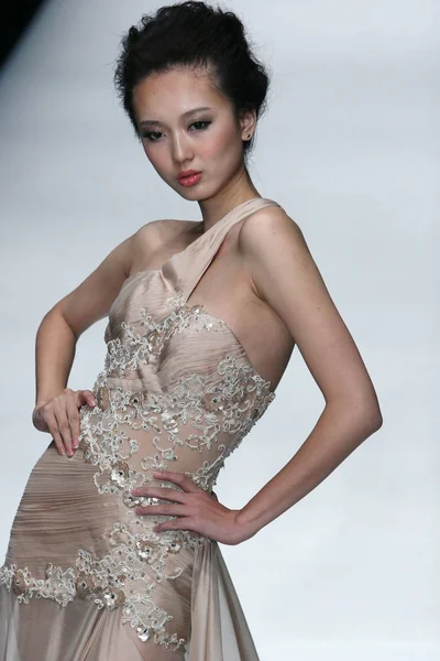 Model Displays New Creation Zhang Jingjing Haute Couture Fashion Show — Stock Photo, Image