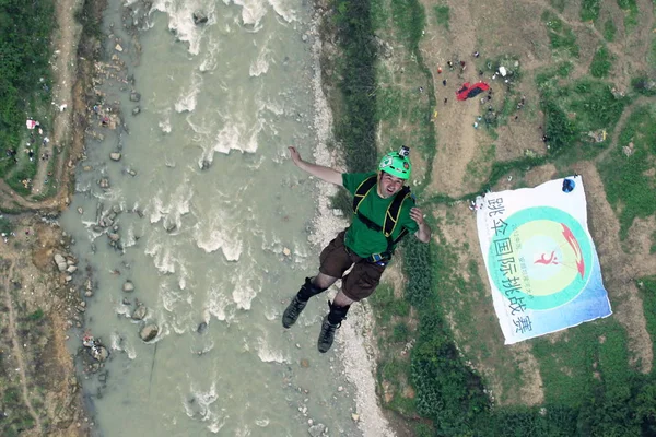 2012年7月21日 中国西南部贵州省安顺市巴令河大桥跳伞跳伞 — 图库照片