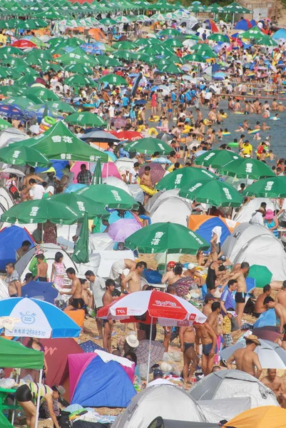 Holidaymakers Crowd Beach Resort Scorcher Dalian City Northeast Chinas Liaoning — Stock Photo, Image