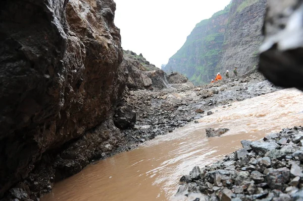 Rescuers Keresés Túlélők Után Eső Által Kiváltott Földcsuszamlás Ningnan Megye — Stock Fotó