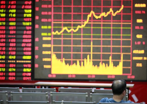 投資家が淮北 東中国安徽省 2012 日の証券取引所家の株価情報をチェックします — ストック写真