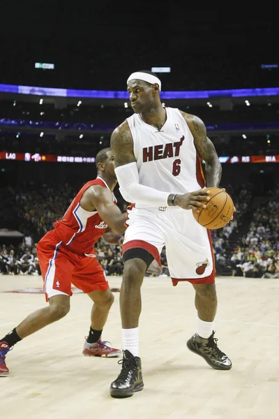 Lebron James Miami Heat Right Challenges Chris Paul Los Angeles — Stock Photo, Image