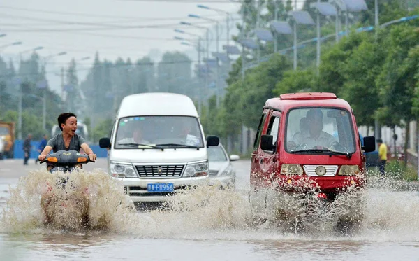 Vehículos Viajan Por Una Carretera Inundada Después Fuertes Lluvias Ciudad — Foto de Stock