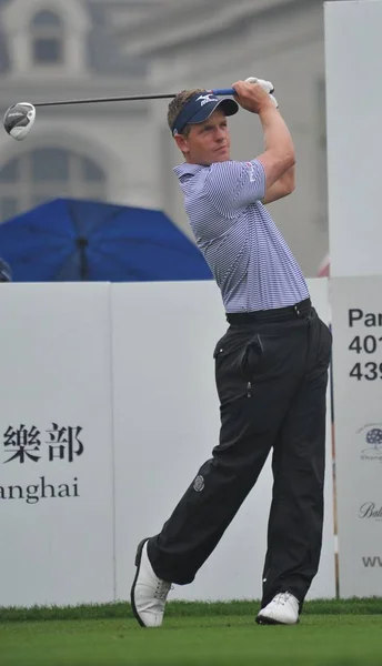 2012年10月25日 英格兰选手卢克 唐纳德在中国上海马拉伦湖高尔夫俱乐部举行的 Bmw 大师赛高尔夫比赛首轮比赛中开球 — 图库照片