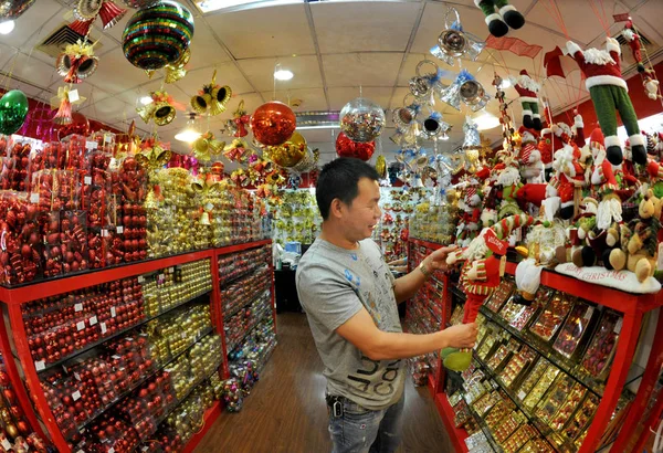 Ein Kunde Kauft Weihnachtsspielzeug Einem Geschäft Yiwu International Trade City — Stockfoto