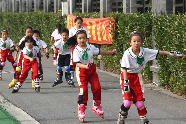 Jóvenes Estudiantes Chinos Patinan Durante Una Campaña Toda Ciudad Para —  Fotos de Stock