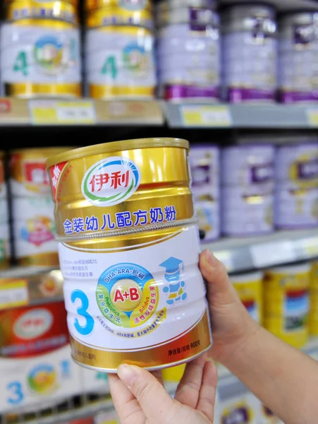 Ein Einkäufer Zeigt Eine Dose Yili Babymilchpulver Einem Supermarkt Der — Stockfoto