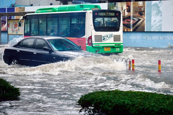 Οχήματα Ταξιδεύουν Πλημμυρισμένο Δρόμο Βαριά Βροχή Που Προκαλείται Από Τον — Φωτογραφία Αρχείου