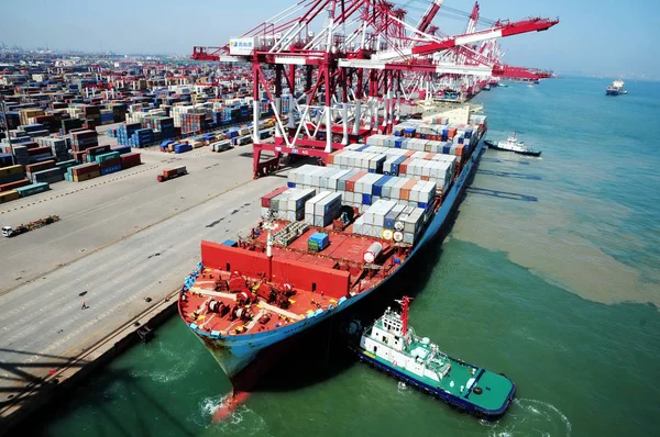 Remolcadores Atracan Buque Portacontenedores Puerto Qingdao Ciudad Qingdao Provincia Chinas — Foto de Stock
